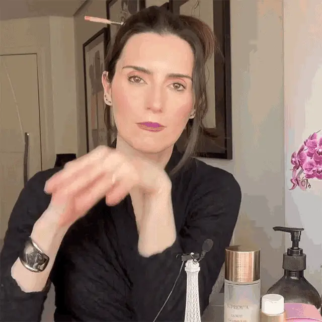 Cinthia Ferreira: Cheirando Fragrância na Mão